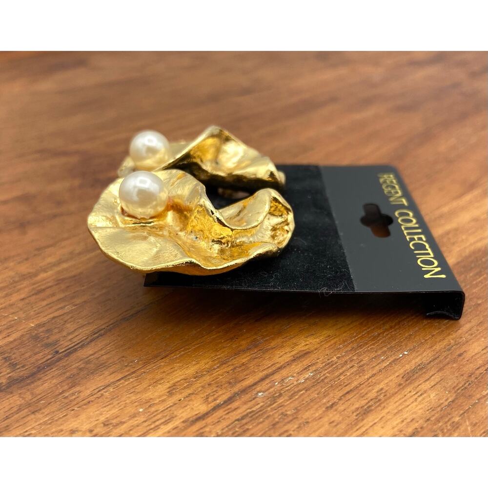 Vintage Sculptural Clip On Earrings Gold Tone Abstract Ribbon Faux Pearl Accents - Picture 7 of 13